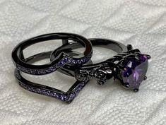 Anel de Caveira Cravejado com Strass três em um! Três lindas Alianças de Crânio pelo preço de uma! É um kit de três Alianças femininas de Caveira, cor black com roxo, que realça tons de pele clara e escura. Suas pedras brilhantes refletem bom gosto, e sofisticação. Perfeita para embelezar seus dedos! Confira detalhes: Material: Cobre Material da Pedra: Zircônio, leve e brilhante Anel de Caveira Feminino, ideal para mulheres que amam crânios e sofisticação Alta Qualidade, seu material emite um brilho devido ao seu polimento Três Anéis em Um, podem ser usados juntos ou separados Obs: apesar de o Cobre ser um excelente material, não recomendamos o contato com água e umidade para garantir a beleza de sua joias. FRETE GRÁTIS para todo o Brasil Dark Wedding Rings, Purple Wedding Rings, Gothic Wedding Ring, Female Skull, Wedding Ring Black, Gothic Wedding Rings, Gothic Ring, Skull Rings, Dark Wedding