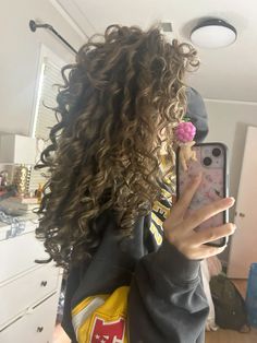 Naturally Curly Hair Aesthetic, Downtown Girl Curly Hair, Gel Cast Curly Hair, 2c Natural Hair, 2c 3a Hairstyles, Brown Blonde Curly Hair, 3b Short Curly Hair, Hair Dye For Curly Hair, Mid Curly Hair