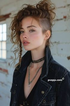 mohawk-haircut-for-women-117 Female Short Hair Styles, Side Shaved Bob, Womens Shaved Sides Haircut, Rockstar Haircut, Wizard Fashion, Female Mohawk