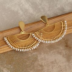 Vintage Frosted Gold Braided Pearl Fan Earrings - floysun Freshwater Pearl Earrings, Fan Earrings, Chanel Earrings, Freshwater Pearls Earrings, Retro Jewelry, Half Circle, Unique Gemstones, 925 Silver Jewelry, Swarovski Pearls