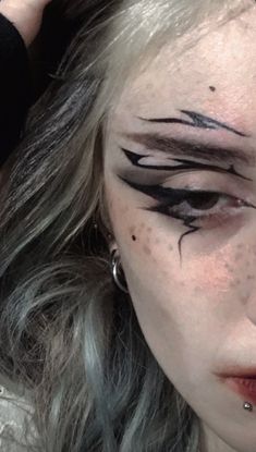 Big Liner Eye Makeup, Mini Dark Tattoo, Lightening Eyeliner, Barbed Wire Eyeliner, Eyeliner Looks Halloween, Techwear Makeup, Spiky Eyeliner, Cool Black Eyeliner Looks, Hooded Eye Graphic Liner