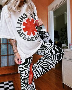 How To Style Cow Print Pants, Zebra Pants Outfit Street Styles, Zebra Print Pants Outfit, Bold Outfits Aesthetic, Vibrant Fashion Style, Funky Outfits Aesthetic, Zebra Pants Outfit, Zebra Pants, Zebra Pant