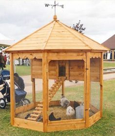 SI TE GUSTA ESTA IDEA COMPARTELA ON TUS AMIGOS Y FAMILIARES. Cute Chicken Coops, Easy Chicken Coop, Poultry House, Diy Chicken Coop Plans, Best Chicken Coop, Coops Diy