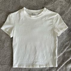 This Top Is In Great Condition And Never Worn. No Holes Or Stains. The Perfect Basic White Tee! Stretchy And Form-Fitting. Not Super Cropped. Size Medium From H&M (Divided). From A Smoke Free Home. Basic Cropped Tee, H&m Tshirts, Basic Crop Top, Basic White Tee, H&m Shirts, Bohemian Look, Basic Tops, Basic Tee, White Tee