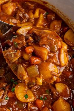 Close up of beef stew in a ladle over a white crock pot Best Slow Cooker Beef Stew, Easy Slow Cooker Beef Stew, Slow Cooker Beef Stew Easy, Classic Beef Stew Recipe, Slow Cooker Recipes Beef Stew, Easy Beef Stew Recipe, Crockpot Recipes Beef Stew, Slow Cooker Meals, Soup With Ground Beef