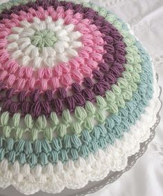 a crocheted cake sitting on top of a glass plate