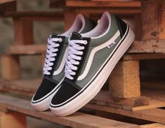 Vans Verdes, Duck Green, Black Duck, Adidas Skateboarding, Pretty Shoes Sneakers, Black Vans, Pro Black, Vans Black, Vans Authentic