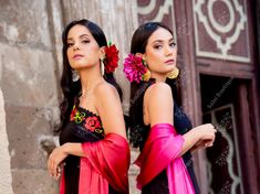 These beautiful folkloric flower headpieces are handmade in Oaxaca, Mexico. They are perfect to add the perfect touch of elegance and flare to any outfit. They clip on the hair with a clip. Measurements: Circumference: 4 inches More colors available here: https://www.etsy.com/es/listing/1018755595/tocado-floral-artesanal-flor-tradicional?ref=listing_published_alert MORE ACCESSORIES AVAILABLE HERE: https://www.etsy.com/es/shop/SoleiEthnic?ref=seller-platform-mcnav&section_id=25467804 Mexican Fancy Dress, Latin Inspired Wedding, Mexican Accessories, Mexican Inspired Wedding, Mexican Hairstyles, Blusas Crop Top, Mexican Folklore, Mexican Flowers, Havana Nights