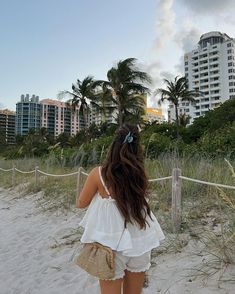 summer vacation, summer fashion trends, summer outfit ideas, miami beach, casual ootd, chanel sandals, miami aesthetic, white ootd, island aesthetic Vacation Day Outfits, Miami Day Outfits, Outfit Ideas Miami, White Ootd, Island Aesthetic, Cali Style, Miami Outfits, Casual Ootd