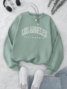 Free Returns ✓ Free Shipping✓. Letter Graphic Thermal Lined Sweatshirt- Women Sweatshirts at SHEIN. Adrette Outfits, Stylish Hoodies, Cute Preppy Outfits, Cute Sweatshirts, Cute Everyday Outfits, Print Pullover