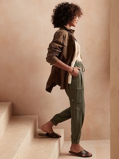 TENCEL Cargo Jogger | Banana Republic Factory Cargo Joggers Outfits, Stylish Mom Outfits, Joggers Outfit, Stylish Mom, All Black Looks, Safari Jacket, Utility Pants, Cargo Style, Cargo Joggers