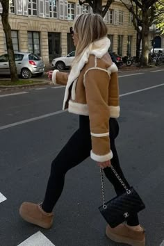 Outfits casuales para lucir a la moda en eventos de arte urbano" #OutfitCasual #ModaCasual #LookDelDía #EstiloCasual #OutfitDelDía #StreetStyle How To Wear Uggs, Mode Au Ski, Mini Outfit, Thanksgiving Outfit Women, New York Outfits