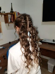 Summer Haircut For Brunettes, Summer Camp Counselor Hairstyles, Dystopian Hairstyles, Curly Hair French Braid, Fancy Braided Hairstyles, Hair Styles For Natural Curly Hair, Long Wavy Hair Styles, Curly Hair Summer Styles, Hairstyles For Layers