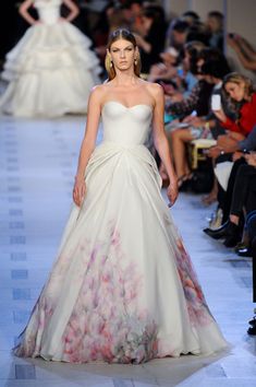 Best Spring 2013 Runway Gowns - Zac Posen. The cut and folds at the hips are what won me over. Bustier Gown, Nyc Spring, Runway Gowns, Gown Designer, Bridal Suite, Masquerade Ball, Zac Posen, Couture Gowns