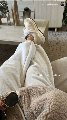 Discover top sweatpants outfits on Pinterest! Explore over 20 trendy styles that blend comfort with cool in our latest blog post. Comfy Night In Outfit, Neutral Cozy Outfits, Home Outfit Comfy Winter, Comfy Set Outfit, Fall Fitness Aesthetic, Comfy Fits Aesthetic, Comfy Clothes Outfit, Cozy Style Outfits, Comfy Cute Outfits Winter