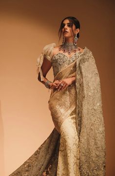 Corset Blouse Saree, Bridal Sarees For Wedding, Corset Saree, Designer Bridal Saree, Pakistani Bridal Dress, Golden Saree, Fashionable Saree Blouse Designs, Saree Style, Saree Designs Party Wear