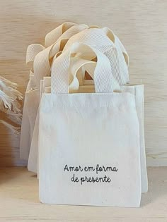 there is a bag that has some type of ribbon in it and the words ameri en estsima de presente written on it