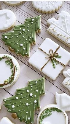 Christmas Cookies Contest, Christmas Cookies Circle Decorated, Rectangle Christmas Cookies Decorated, Xmas Tree Cookies Decorating Ideas, Christmas Holly Cookies, Decorated Star Christmas Cookies, Mistletoe Cookies Decorated, Manger Cookies Decorated, Pretty Christmas Sugar Cookies