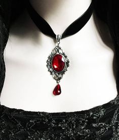 Emo Prom, Vampire Accessories, Vampire Necklace, Gothic Culture, Victorian Accessories, Goth Accessories, Vampire Goth, Romantic Goth