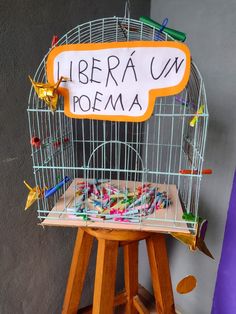 a birdcage with writing on it that says libera u poema