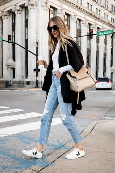 White Shirt Sneakers Outfit, Sneakers Trend 2023, Sweater And Sneakers Outfit, 2023 Sneaker Trends, Veja Shoe, Outfit Tenis, Veja V10, Celine Mini Belt Bag, Jeans And Sneakers Outfit