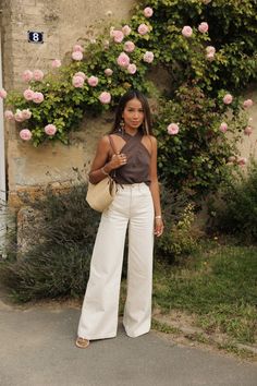 Casual Chic Brunch Outfit, Casual Dinner Summer Outfit, Spring Dinner Outfits 2023, Off White Jeans Outfit Summer, Spring Jeans Outfit 2023, European Dinner Outfit, Classic Summer Tops, Dinner Summer Outfits, Cute Outfits For Dinner