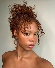 Cooper Afro Hair, Color Hair Curly Ideas, Auburn Eyebrows Black Women, Honey Ginger Curly Hair, Copper Hair Natural Black Women, 3c Hair Color Ideas, Copper Hair On Mixed Women, Copper Brown Curly Hair Natural, Copper Pintura Highlights Curly