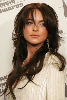 Lindsay Lohan Brown Hair, Linsey Lohan 2000s Hair, Linsey Lohan Aesthetic, Lindsay Lohan Dark Hair, Lindsay Lohan Black Hair, Lindsey Lohan 2000s Aesthetic, Lindsey Lohan Aesthetic, Early 2000s Haircuts, Lindsay Lohan Aesthetic