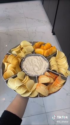 Summer Snack Ideas For Party, Birthday Snack Food, Fun Lunch Recipes, Bday Party Snacks, Birthday Party Food Platters, Gold Foods For Party, Themed Platters, Party Snack Ideas, Birthday Party Food Ideas