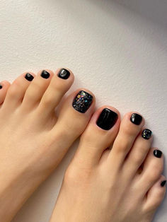 summer pedicure: black glitter Pedicure Ideas Black Toenails, Black Polish Pedicure Toenails, Black Nail Polish Pedicure, Black Pedicure With Rhinestones, Black Design Pedicure, Black Pedicure, Summer Pedicure Colors, Toenail Designs Summer, Korean Summer