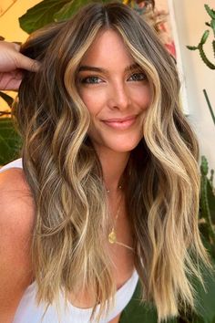 Highlights Front Pieces, Lighter Face Framing Highlights, Balayage With Front Highlights, Highlight Front Hair, Around Face Highlights, Frame Face Highlights, Framed Front Pieces Hair, Highlights And Face Framing, Face Shaping Highlights