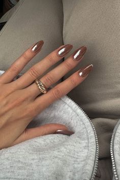 Milk Chocolate Chrome Brown Nails for Fall Fall Chrome Nails Almond, Fall Nails Chrome Brown, Cool Girl Fall Nails, Brown Nails Acrylic Chrome, Brown With Crome Nails, Mocha Nails With Chrome, Hailey Beiber Nails Brown, Brown Nails With Pearl Chrome, Fall Brown Chrome Nails