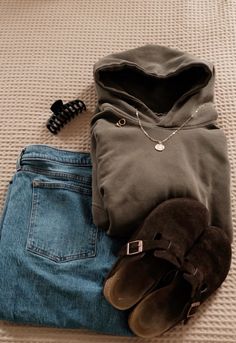 All products 🔗 above! Winter outfit inspo, college outfit, casual outfit, outfit ideas, style tips, fall outfits, sweaters, jeans, accessories, sunglasses, student outfit, college life, street style, streetware, #outfits #outfitideasforwomen #outfitstyle #styleideas Streetware Outfits, Fall Outfits Sweaters, Abercrombie Outfits, Student Outfit, Outfit Ideas College, Winter Outfits College, College Outfits Winter, Outfit Inspo Spring, Winter Outfits For School