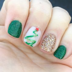 Christmas Nails With Green And Red, Dipping Powder Christmas Nails, Christmas Powder Dip Nails, Christmas Green And Gold Nails, Christmas Nails Gel Polish, Simple Christmas Dip Nail Ideas, Green Nails Holiday, Simple Christmas Tree Nails, Girls Christmas Nails