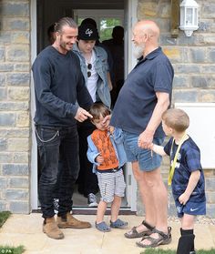 David Beckham Casual, David Beckham Style Outfits, Mens Festival Fashion, Beckham Family, David Beckham Style, Bald Men Style, Beckham Style, Modern Hipster, David And Victoria Beckham