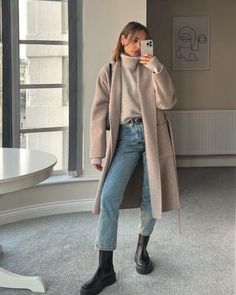 Cosy Street Style, Classy Fall And Winter Outfits, Petite Fashion Winter Outfit Ideas, Casual Outfit Winter 2024, Denver Winter Fashion, Winter T Shirt Outfit, Minimalist Winter Style, January Outfits 2024, Chic Mom Outfits Winter