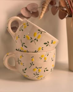 Ceramic Painting Ideas Vase, Clay Mug Painting Ideas, Kitchen Life Hacks, Diy Keramik, Ceramic Cafe, Mughal Art Paintings, Diy Pottery Painting, Handmade Mugs, Halloween Facts