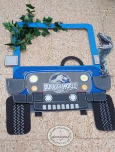 a paper model of a blue jeep with the word dinosaur on it's side