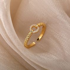 Timeless Ring, Gold Rings Fashion, Gold Ring Designs, Trendy Ring, Jewelry Wedding Rings, Birthday Jewelry Gift, Round Rings, Gold Geometric, Understated Elegance