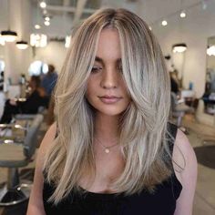 Hairstyles Trending, Middle Part Hairstyles, Medium Length Hair With Layers, Makijaż Smokey Eye, Blonde Hair Inspiration, Haircuts Straight Hair, Mid Length Hair, Middle Part