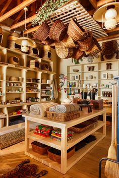 15 Easy & Eye-catching Boutique Decor Ideas to Try in 2024 Country Store Design, General Store Display Ideas, Small Market Store, Boutique Gift Shop, Small Shop Organization, Shop Display Ideas Retail Stores, Small Gift Shop Interiors, Small Store Display Ideas, Small Retail Store