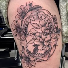 a woman's thigh with flowers in the center and a circular design on it