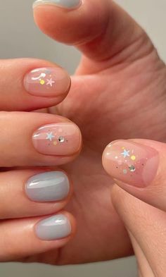 Korean glitter nails: muted light blue nails with glitter Short Nail Inspo Dip Powder, Korean Glitter Nails, Short Nail Art Ideas, Korean Nail Designs, Crochet Blanket Ideas, Short Nail Art, Easy Nail Designs, Mint Nails, May Nails