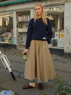 Cozy Work Clothes, Skirt And Shirt Wedding Outfit, Linen Skirt Winter Outfit, Stylish Daily Outfits, Utilitarian Style Women, Long Full Skirt Outfit, Modest Beige Outfits, Long Skirt Outfits Vintage, Styling Maxi Skirt Winter