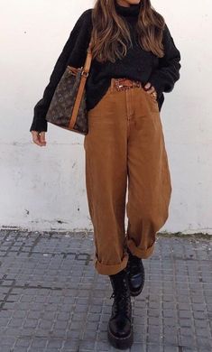 Beige Outfit, Brown Pants, Looks Vintage, Outfits Casuales