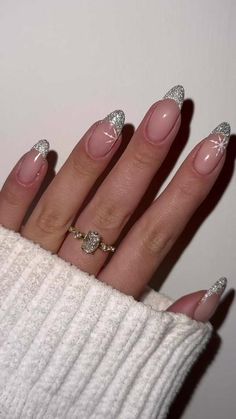 Festive Nail Designs Sparkle, Glitter French Tips Snowflake, Snowflake Sparkle Nails, White Christmas Snowflake Nails, Reflective Glitter Nails Christmas, Xmas Nails Silver, White Nails With Designs Christmas, Reflective Christmas Nails, Reflective Glitter Christmas Nails