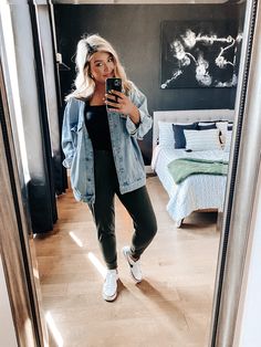 Casual Fall Outfits Denim Jackets, Nike Court Legacy Outfits Women, Womens Nike Court Legacy Outfit, Outfits With Nike Court Legacy Shoes, Nike Legacy Outfit, Nike Shoes Outfits For Women Casual, Nike Legacy Court Outfit, Nike Legacy Court