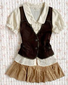 Shorts Coquette Outfit, Brown Shoujo Outfit, Bookworm Outfits, Crochet Cosplay, Different Body Sizes, Shimmering Dress, Outfit Looks, Two Friends