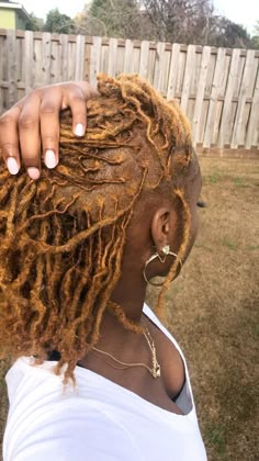 Gold Locs Black Women, Light Brown Locs Black Women, Honey Brown Locs Black Women, Loc Highlights, Color Locs Black Women, Dreads Aesthetic, Loc Color Ideas Black Women, Two Tone Locs, Locs Women