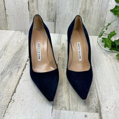 Manolo Blahnik Bb 70 Navy Suede Pump Made In Italy Size 37 Navy Suede Leather Pump With A Pointed Toe From Manolo Blahnik. The Bb Pump Has A Covered Heel Measuring Approximately 70 Mm And Cream Leather Lining. True To Size Leather Sole Made In Italy Designer Colour: 91 Product Code: Bb70-Navy-91 No Dust Bag Or Box Please Note: This Is Pre-Owned Condition - Please Consider Pictures As Part Of The Description. See Up Close Detailed Photos. *Reasonable Offers Will Be Accepted* Please Note: This Is Elegant Blue Heels For Work, Luxury Almond Toe Heels With Heel Tab, Luxury Blue Heels For Work, Elegant Fitted Blue Court Shoes, Blue Low Heel Court Shoes, Elegant Blue Court Shoes With Sculpted Heel, Formal Blue Heels With Leather Sole, Classic Blue Court Shoes For Formal Occasions, Blue Fitted Court Shoes For Formal Occasions